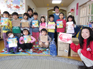 赤井南保育所（宮城県）でのおもちゃ配付の様子。クリックすると子どもたちが描いてくれたメッセージとイラストが見られます