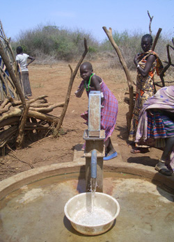 井戸で水を汲むスーダン南部の少女