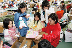 避難所の子どもたちに支援物資を届ける事務局の太田夢香
