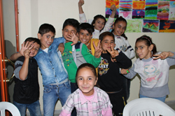 シリア難民の子どもたちの笑顔の集合写真