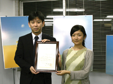 Think the Earthプロジェクトの横山ゆりかさま(右)に感謝状を渡す難民を助ける会事務局長の堀江良彰 Think the Earthプロジェクトの横山ゆりかさま(右)に感謝状を渡す難民を助ける会事務局長の堀江良彰