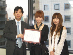YUIさんとYUKAさんに事務局長の堀江良彰が感謝状を手渡しました YUIさんとYUKAさんに事務局長の堀江良彰が感謝状を手渡しました