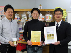 継続してのご支援に感謝。絵本「地雷ではなく花をください」を手に 株式会社七十八パーセントの皆さまと、当会の大西