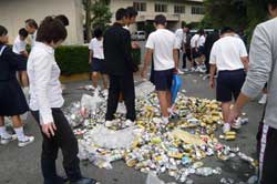 一生懸命アルミ缶を踏んで潰します 一生懸命アルミ缶を踏んで潰します