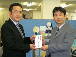 右は難民を助ける会事務局長の堀江良彰 さわやか元気の高野義行様と事務局長の堀江良彰