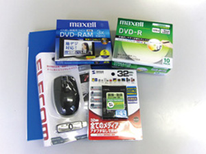 DVD-Rやメディアリーダーでデータ管理もばっちりです DVD-Rやマウス、ファイルなどを寄贈いただきました