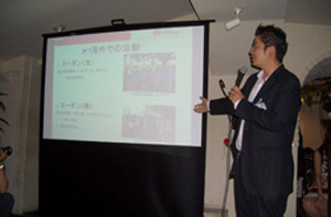 五十嵐の説明に参加者の皆さんは熱心に耳を傾けてくださいました イベントで現地の様子を写真を交えて説明する五十嵐