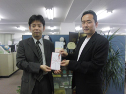 大切に活用させていただきます 株式会社さわやか元気の高野さまからご寄付を受け取る堀江(左)