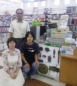 募金をくださった皆さまにも感謝しています レジ横に設置されたポスターと募金箱の様子