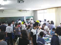 大盛況でした 大勢の方々が訪れたバザーの様子