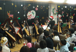クリスマス訪問でのハープ演奏 クリスマス訪問でアイリッシュ・ハープ演奏を披露する小羊委員会