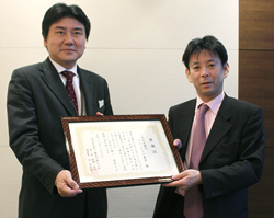 三井住友銀行 経営企画部CSR室長の條晴一様(左) 「三井住友銀行ボランティア基金」よりご寄付をいただきました