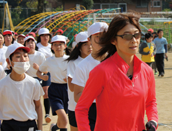 朝来小学校の生徒の皆さまと走る谷川真理理事(中央) 難民を助ける会 地雷廃絶キャンペーン大使・理事の谷川真理が講演とジョギング教室を行いました
