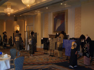 会場に展示された着物の数々