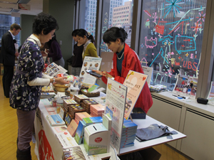 2012年3月9日UBS東京オフィスでの販売会の様子 sptr1203_911_1ubs.jpg