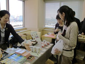 2012年3月15日ネットワンシステムズ株式会社本社での販売会の様子