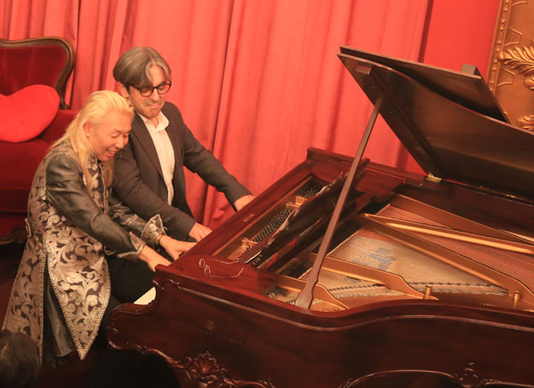 ピアノを弾くドミニク・フィヨンさんと假屋崎省吾さん