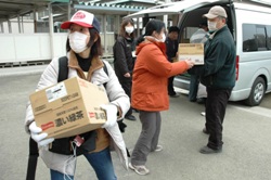 仙台市立中野中学校で物資配布を開始