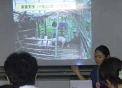 豚を一生懸命育てる人々について説明する久保田和美