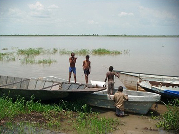 大河白ナイルの川岸で、舟を準備する人々