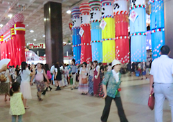 巨大な「吹き流し」が飾られた仙台駅構内