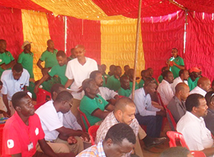 式典に集まった人々