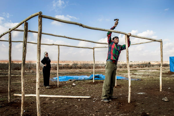 木材でテントの骨組みを建てる