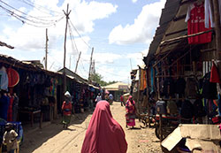 ソマリア人マーケット　屋根なしの商店街のよう