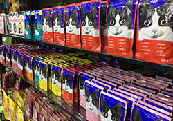 猫の顔が書かれた猫用の食糧がズラっとたくさん並んでいる