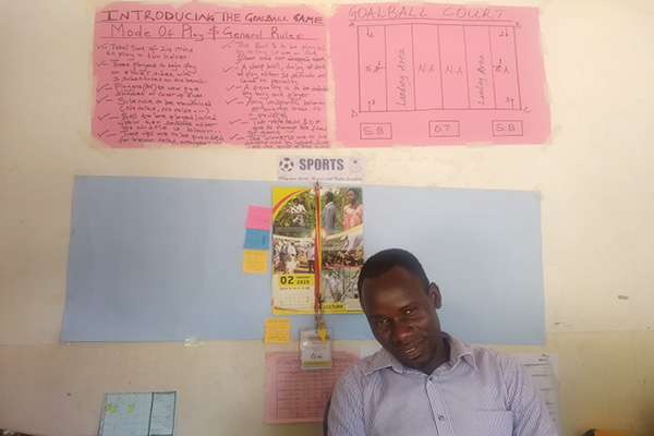 ジョエル先生の背後の壁に貼られた模造紙には、ゴールボールの説明が黒いマジックで書かれている。