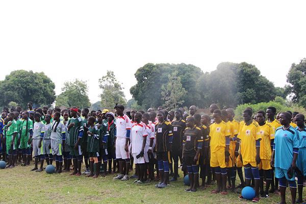 チームごとにユニフォームを着て並んでいる