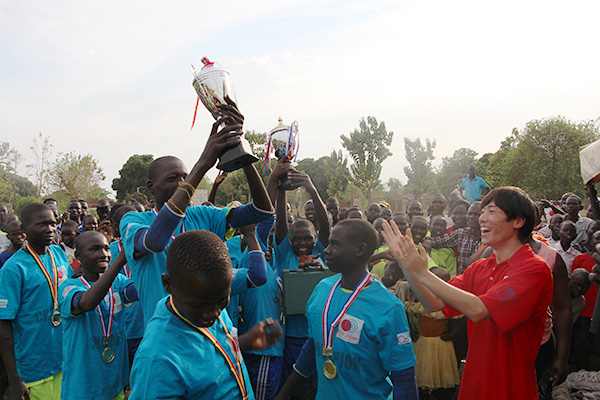 AAR宮崎より優勝チームに優勝カップを授与している。チームメンバーはカップを空に向けて掲げている