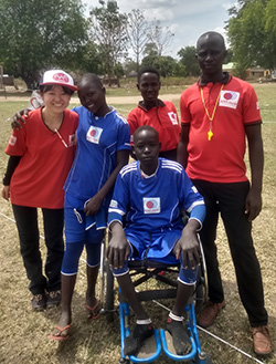 車いすにのったジャクソン君の横には、友達や先生、AAR藤田が並んでいる