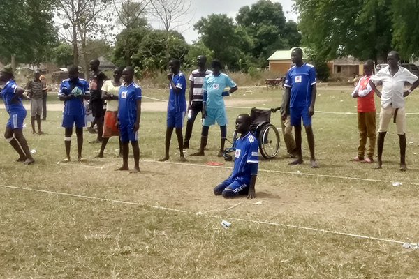 ジャクソン君がゴールの前で地面に膝をついて座っている