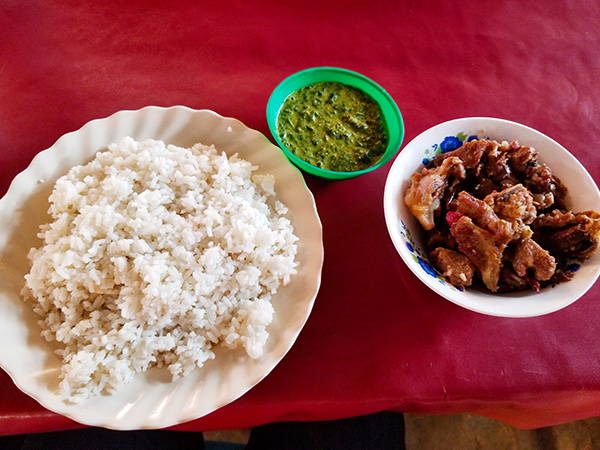 白米がお皿に盛られている。中央にの小皿には緑色のペーストが盛られ、右のお皿には肉が盛られている