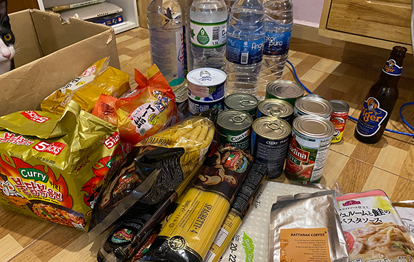 乾麺や缶詰数種類が並んでいます。