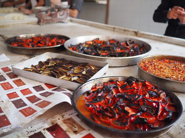 "オーブンから出てきた野菜。ピーマンは赤がとても鮮やかで、かなり焦げ目がしっかりついている。