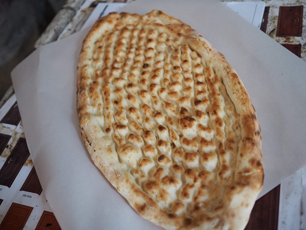 トルコの薄焼きパンで1センチごとに指で押した模様がついている。