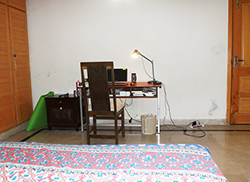 部屋にある家具はベッド、クローゼット、机と小さな袖机のみです
