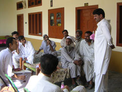 貯水タンクの一部が壊れ、現在は村の一部にしか水が供給されていない 貯水タンクの一部が壊れ、現在は村の一部にしか水が供給されていない