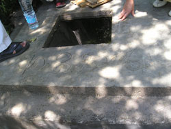 「2006年8月10日完成」の文字が彫られている 「2006年8月10日完成」の文字が彫られている