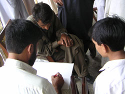 給水システムが破壊された中、水の確保は大切な問題だ 給水システムが破壊された中、水の確保は大切な問題だ