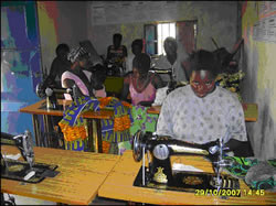 ミシンを使う受講生たち ミシンを使う受講生たち