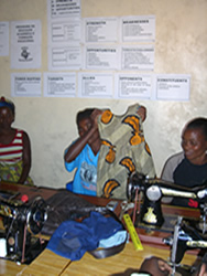 完成した服を持つ受講者 完成した服を持つ受講者