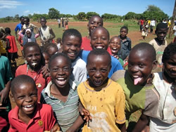 パレードについてきた子どもたち パレードについてきた子どもたち