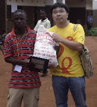 ○×クイズの優勝者に商品を渡す芦田駐在員 ○×クイズの優勝者に商品を渡す芦田駐在員