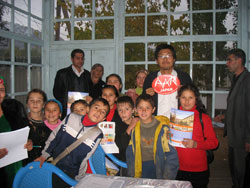 角谷亮駐在員と地域の子どもたち 角谷亮駐在員と地域の子どもたち