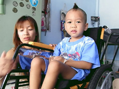 車イスを受け取ったヌゥム君 車イスを受け取ったヌゥム君