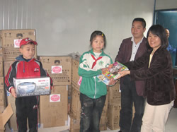 百科事典と録音機を天満小学校の子どもたちへ 百科事典と録音機を天満小学校の子どもたちへ