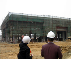 地震に十分耐えうる強度をもつ建設中の新校舎 地震に十分耐えうる強度をもつ建設中の新校舎